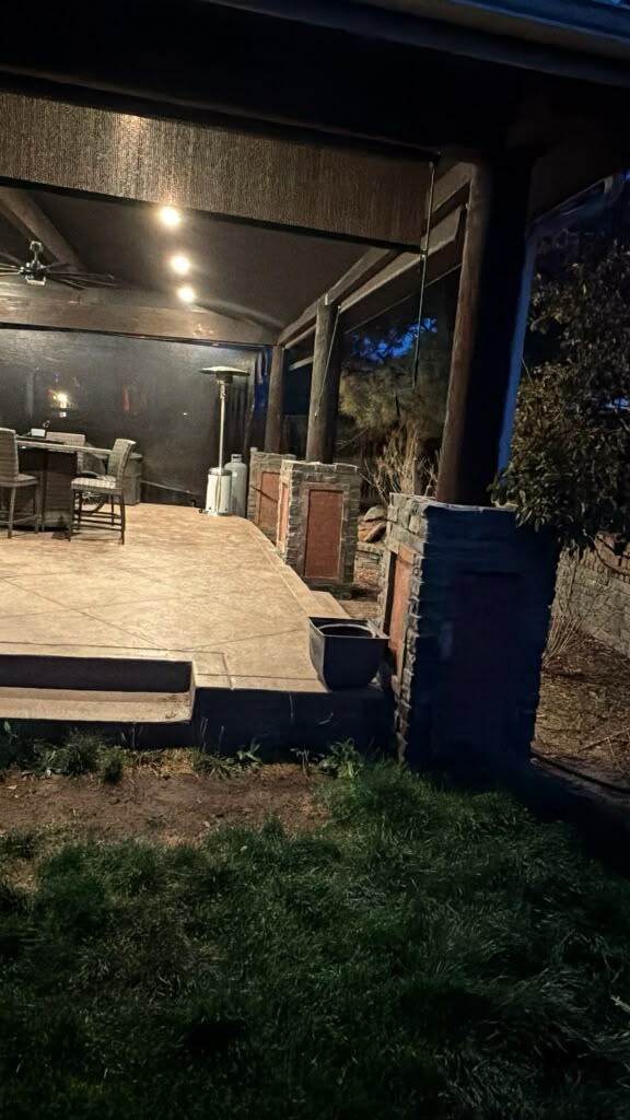 Patio cubierto terminado por Rough Hands Construction